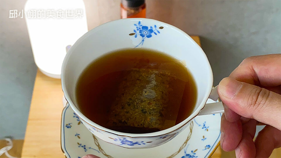 先來享用杞菊明采金茶它的食材成份是，菊花、枸杞、紅棗、決明子、甜菊葉