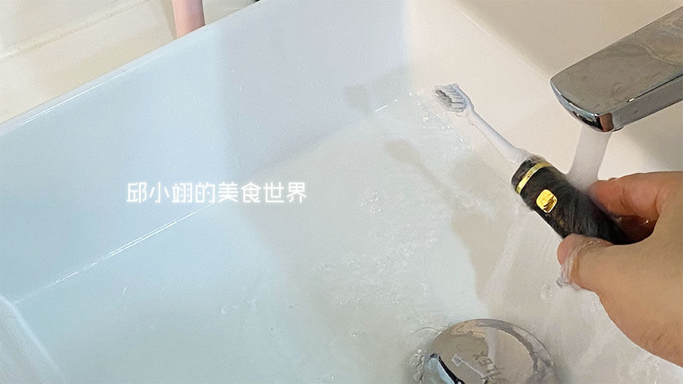 NETTEC電動牙刷的機體可以整支水洗，它有IPX7防水的等級
